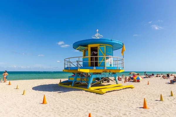 Ludzie Plaży Miami Piękny Słoneczny Dzień Piaszczysta Plaża Turyści Żółta — Zdjęcie stockowe