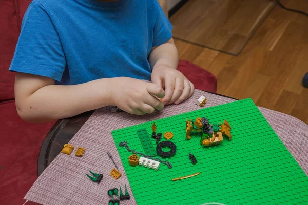 Vista Cerca Del Niño Jugando Con Los Detalles Del Diseñador —  Fotos de Stock