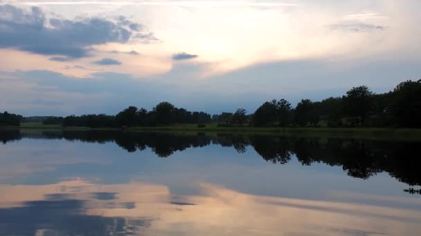 Cámara Lenta Hermosa Vista Del Atardecer Tranquila Noche Verano Orilla — Vídeos de Stock