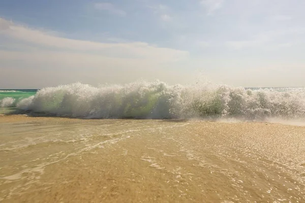 Grandes Olas Mar Caribe Están Rompiendo Costa Eagle Beach Isla — Foto de Stock