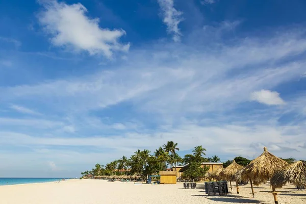 Вид Белый Песчаный Пляж Солнечными Зонтиками Сандалиями Орлиный Пляж Аруба — стоковое фото