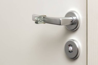 Kilit ve tampon lastiği beyaz kapıda. İç dizayn. Güzel arka planlar.