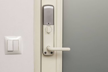 Beyaz bir kapıdaki elektrik kombinasyonlu kilidin yakın görüntüsü. İç dizayn. Güzel arka planlar.