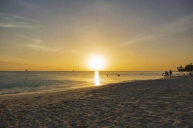 Caribbean üzerinde şaşırtıcı güzellik renkli günbatımı. Aruba Island. Unutulmaz görünümü. Etkileyici bir geçmiş.