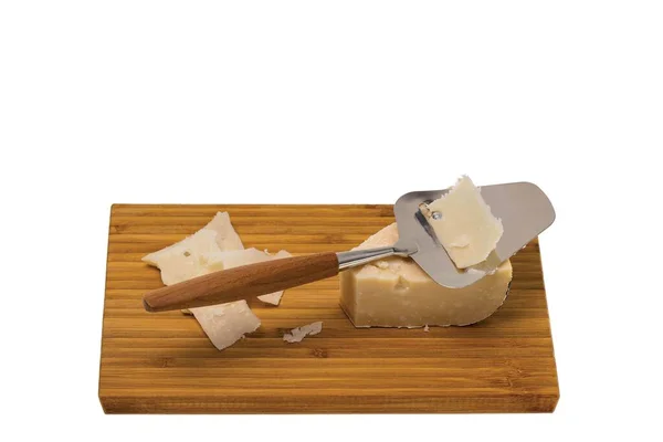 用芝士刀在木板上隔离的奶酪的近景 健康食品概念 — 图库照片