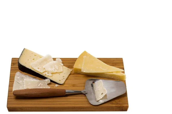 木製ボード上に隔離されたチーズナイフでチーズのさまざまな種類のビューを閉じます 健康食品のコンセプト — ストック写真