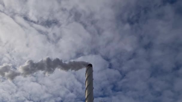 Vista Fumo Bianco Dal Camino Sfondo Cielo Blu Ecologia Concetto — Video Stock