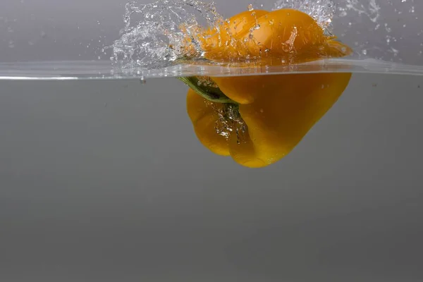 Close View Splashing Water Falling Yellow Pepper Beautiful Backgrounds — Stock Photo, Image