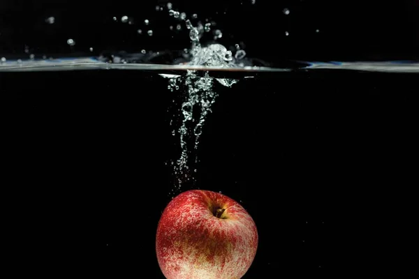 Vista Cerca Manzana Colorida Cayendo Agua Sobre Fondo Negro Fondos — Foto de Stock