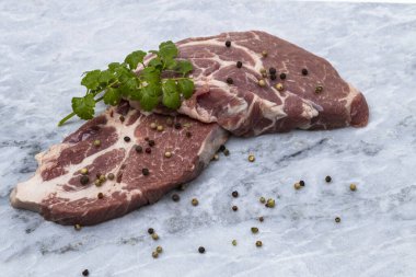 Kapalı baharatlı çiğ domuz bifteği manzarası. Yiyecek konsepti.
