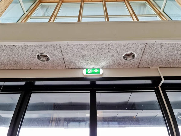 Close Zicht Groene Witte Muur Plafond Licht Nooduitgang Licht — Stockfoto