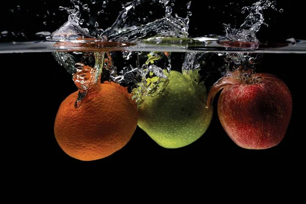 Vista Vicino Frutti Colorati Che Cadono Acqua Sfondo Nero Sfondi — Foto Stock