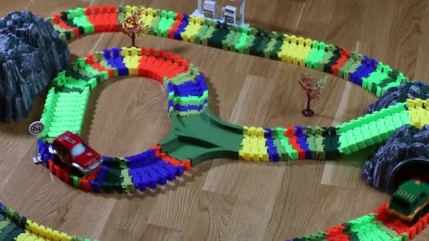 色彩艳丽的赛车场玩具集 孩子和玩具的概念 乌普萨拉 2020 — 图库视频影像