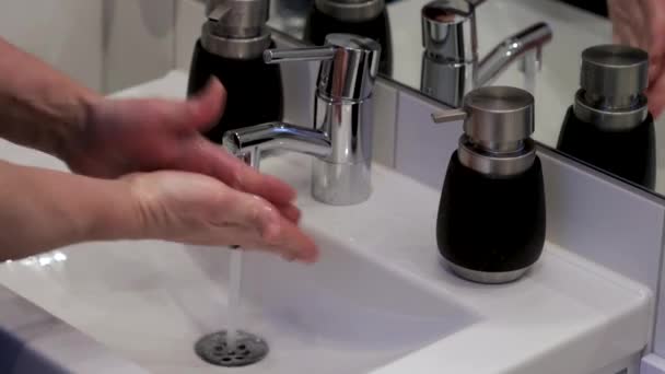 Close Zicht Mannelijke Wassen Ontsmetten Handen Hygiëne Concept Gezondheidsconcept — Stockvideo