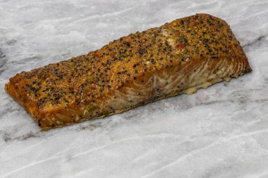 Gri arka planda izole edilmiş tütsülenmiş somon balığı bifteğinin yakın görüntüsü. Sağlıklı gıda konsepti. 