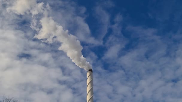 Vista Del Humo Blanco Desde Chimenea Sobre Fondo Azul Del — Vídeo de stock