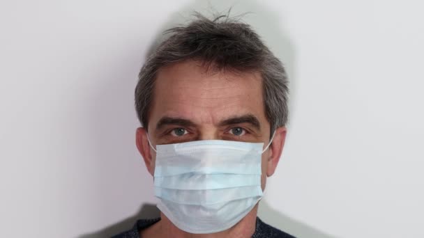 Kijk Goed Naar Man Met Het Witte Gezichtsmasker Oronavirus Pandemie — Stockvideo