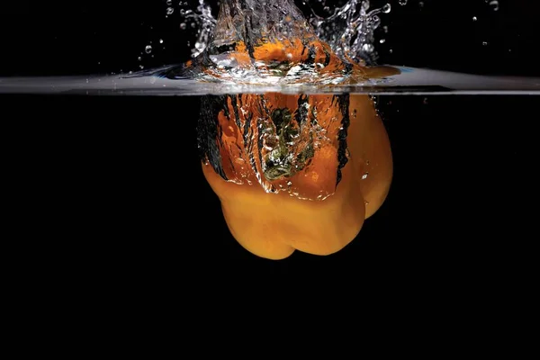 Close View Colorful Yellow Pepper Falling Water Black Background Gorgeous — Stock Photo, Image
