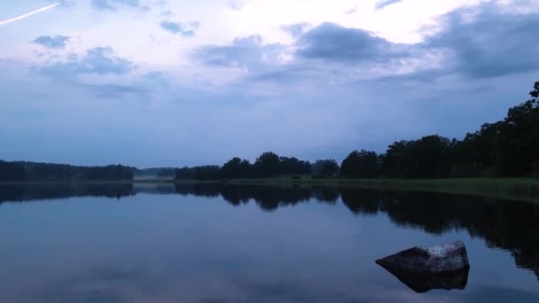 夏日平静的夜晚 美丽的日落美景 湖滨绿树成荫 植物倒映在晶莹清澈的镜面上 天空布满了雷鸣般的云彩 慢动作 — 图库视频影像