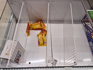 İsveç 'teki koronavirüs pandemisi paniği yüzünden raflarda neredeyse boş raflar var. Avrupa. 03.14.2020.