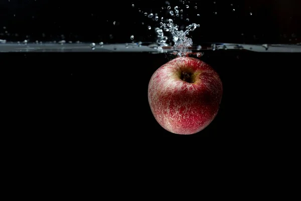 Vista Cerca Manzana Colorida Cayendo Agua Sobre Fondo Negro Fondos — Foto de Stock