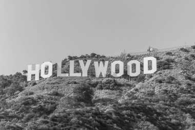 Mavi gökyüzü arka planında Hollywood işareti. Dünyaca ünlü simge. ABD. Los Angeles, Kaliforniya. 09.11.2012.