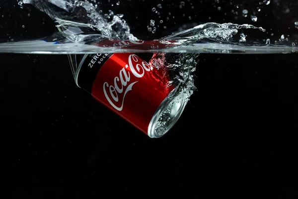 Vista Perto Lata Caindo Água Coca Cola Suécia Uppsala 2020 — Fotografia de Stock