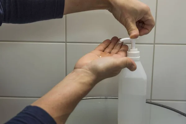 Großaufnahme Von Männlichen Händen Die Sich Waschen Und Desinfizieren Covid — Stockfoto
