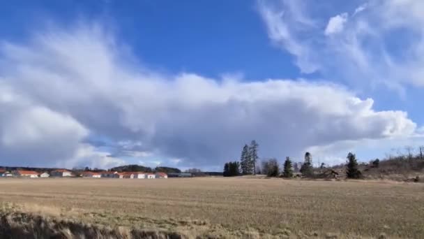 Prachtig Uitzicht Het Landschap Met Velden Bosbomen Blauwe Lucht Met — Stockvideo