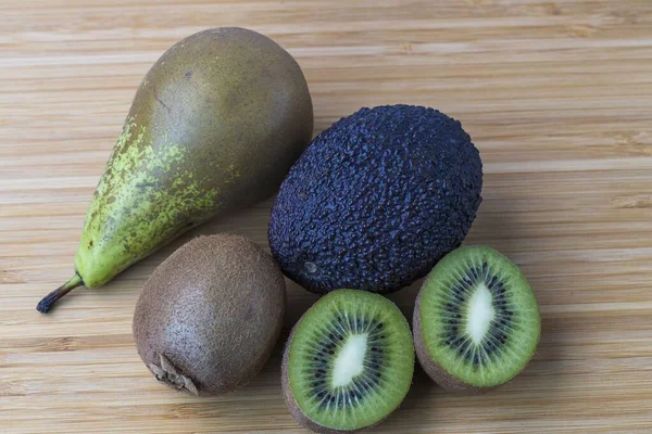 Nahaufnahme Von Kiwi Birne Und Avocado Auf Holz Hintergrund Obst — Stockfoto