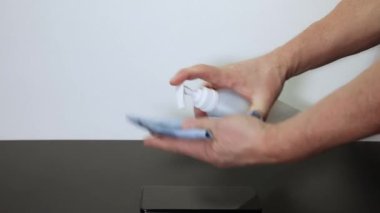 Temizleme sırasında erkek eli cep telefonu tutarken yakın çekim görüntüsü. COVID 19. Sağlık konsepti. Koronavirüsün dikkatine..