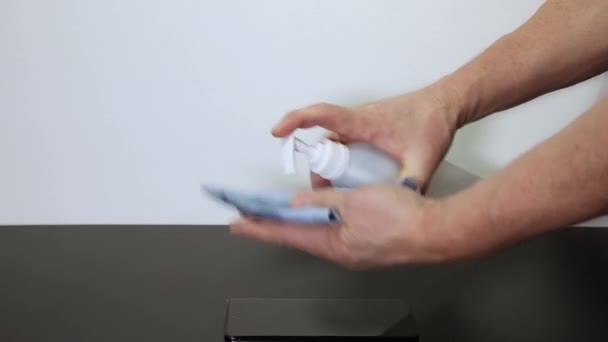 Visão Perto Mãos Masculinas Que Mantêm Telefone Celular Durante Higienização — Vídeo de Stock