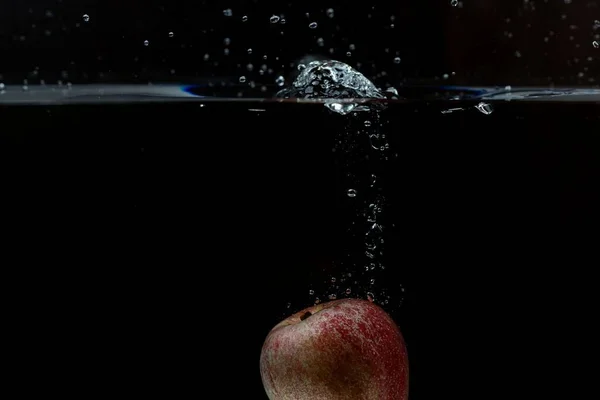 Hermosa Vista Manzana Colorida Cayendo Agua Sobre Fondo Negro Fondos — Foto de Stock