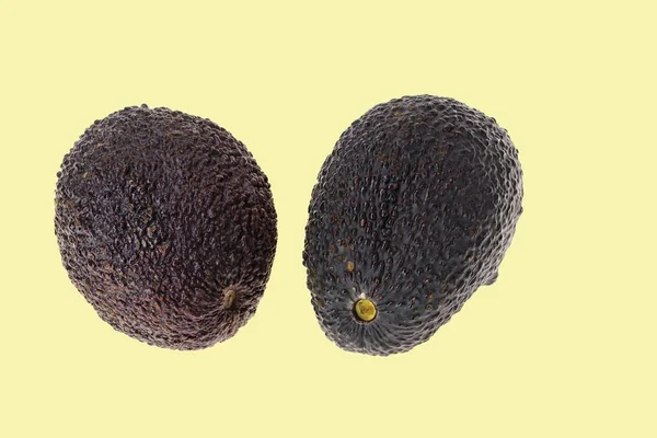 Close Zicht Twee Verse Rijpe Avocado Geïsoleerd Gele Achtergrond Gezond — Stockfoto