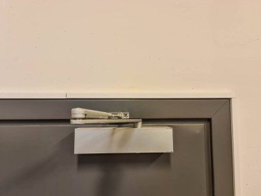 Ekstra ağır alüminyum ticari kapının yakın görüntüsü.