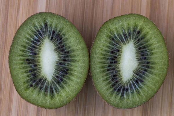 Vue Rapprochée Kiwi Isolé Sur Fond Bois Concept Fruits — Photo