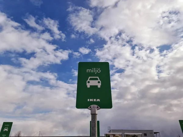 Закрыть Вид Зеленого Знака Ikea Парковки Электромобилей Фоне Синего Неба — стоковое фото