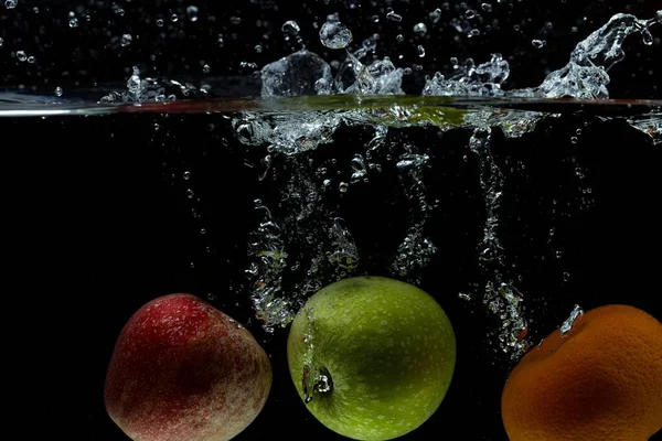 Vista Frutas Coloridas Caindo Água Sobre Fundo Preto Fundos Lindos — Fotografia de Stock