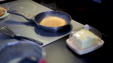 Evde indüksiyon fırınında krep pişirme sürecine yakından bakın. Sağlıklı yeme kavramı.