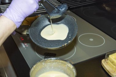 Evde indüksiyon fırınında krep pişirme manzarasını kapat. Sağlıklı yeme kavramı.