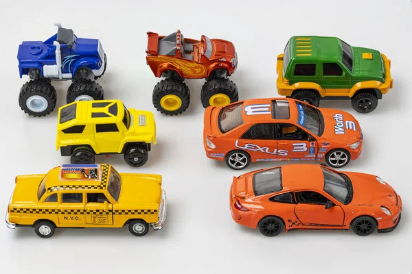 おもちゃの車のモデルのビューは慎重にそれに子供によってその場所に配置されます 子供の概念 ウプサラ スウェーデンだ 2020 — ストック写真