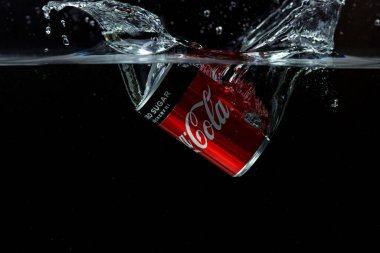 Coca Cola kutularının spreyle suya düşüşünü yakından izle. İsveç. Uppsala. 03.14.2020.