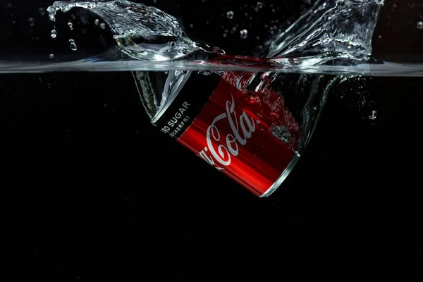 Vista Cerca Las Latas Coca Cola Cayendo Agua Con Aerosol — Foto de Stock