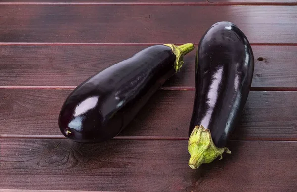 Close Zicht Aubergines Geïsoleerd Bruine Houten Ondergrond Gezond Voedselconcept — Stockfoto