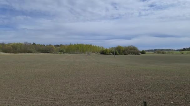 白い雲とフィールド 森の木々や青空と豪華な風景 スウェーデンだ 経過時間 — ストック動画