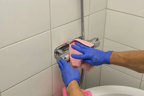 Nahaufnahme Des Mannes Blauen Handschuhen Der Den Wasserhahn Der Dusche — Stockfoto