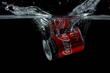 Coca Cola kutularının spreyle suya düşüşünü yakından izle. İsveç. Uppsala. 03.14.2020.