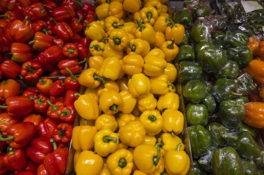 Yeşil kırmızı kırmızı kırmızı paprikanın makro görüntüsünü kapat. Sağlıklı gıda konsepti. Güzel doğa sebzeleri.