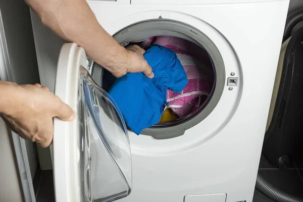 Çamaşır Makinesinde Çamaşır Yıkayan Bir Erkeğin Yakın Görüntüsü Rutini Kavramı — Stok fotoğraf