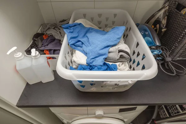 Interior Tampilan Lemari Cucian Keranjang Dengan Pakaian Bersih Dan Besi — Stok Foto